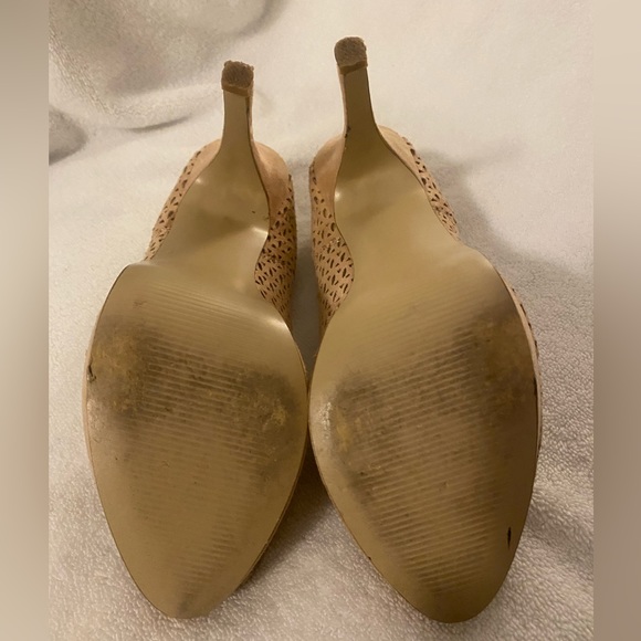 Size 8 heels. Beige. Attitude. - Picture 4 of 6